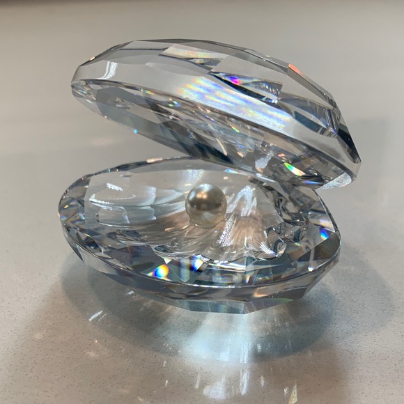 Swarovski Oyster shell with Pearl Accent - Picture 3 of 17